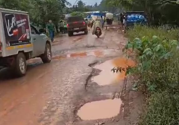 Antrian Panjang Akibat Jalan Rusak di MHS semakin parah, Pemerintah Tidak Ada Perhatian